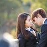 女子踹人前被保安关车门夹腿